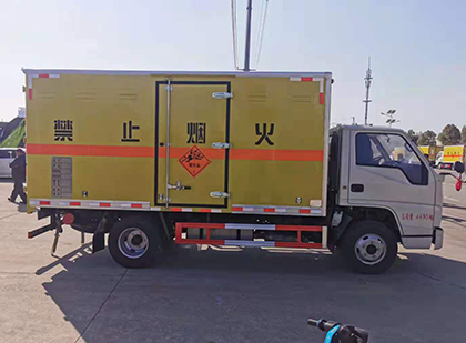 金湖爆破器材运输车技术升级与安全合规新趋势